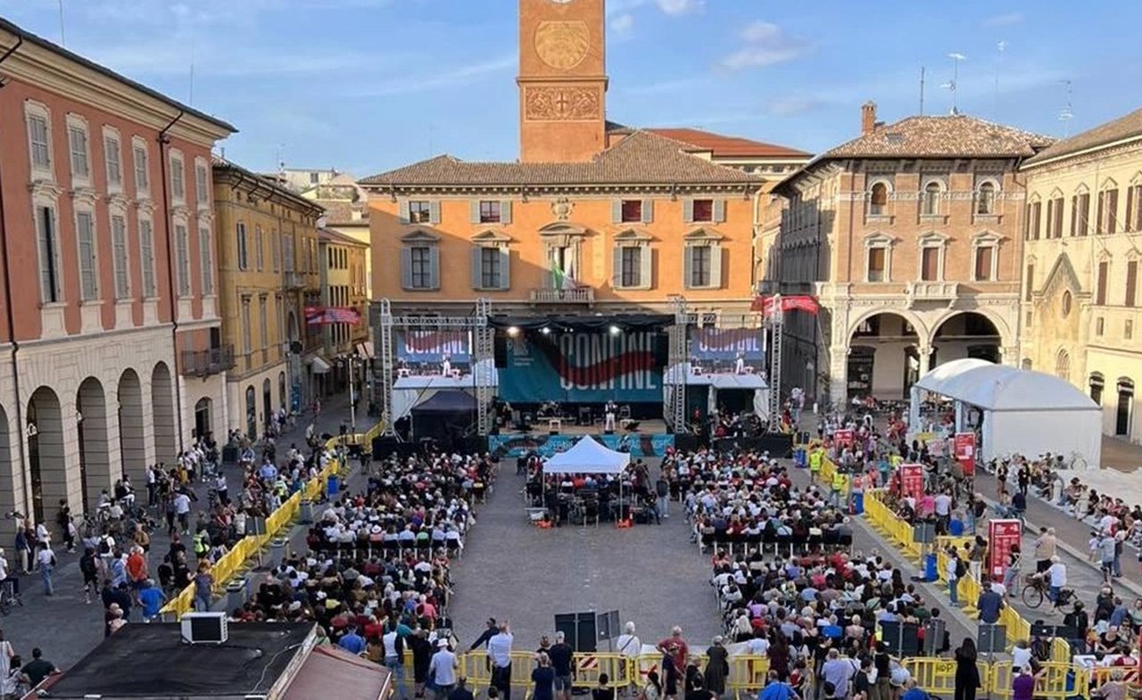 Piazza affollata con palco — evento Emergency con AGoodGiver