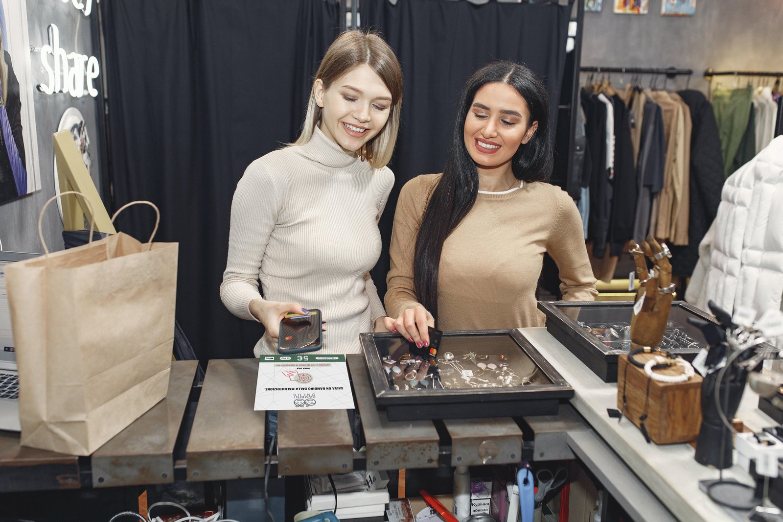 Cartoline AGoodGiver con microchip NFC presso punto vendita